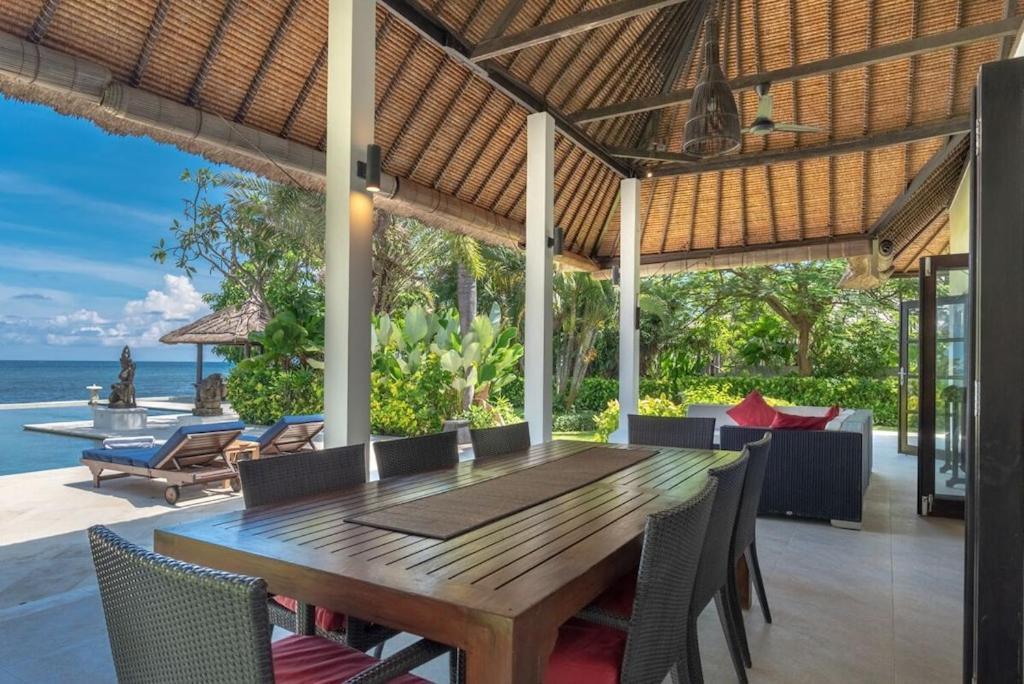 Sali: Luxury With Staff!